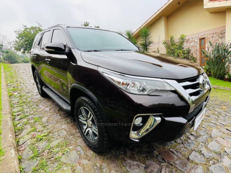TOYOTA - HILUX SW4 - 2017/2017 - Marrom - R$ 172.900,00