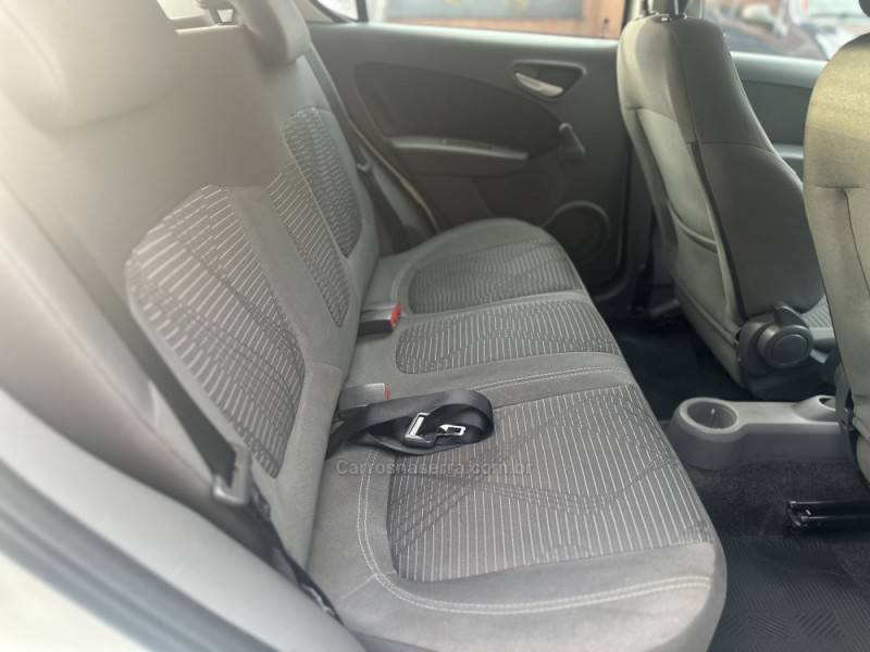 FIAT - PALIO - 2013/2014 - Branca - R$ 35.900,00
