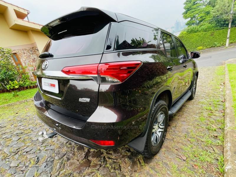 TOYOTA - HILUX SW4 - 2017/2017 - Marrom - R$ 172.900,00