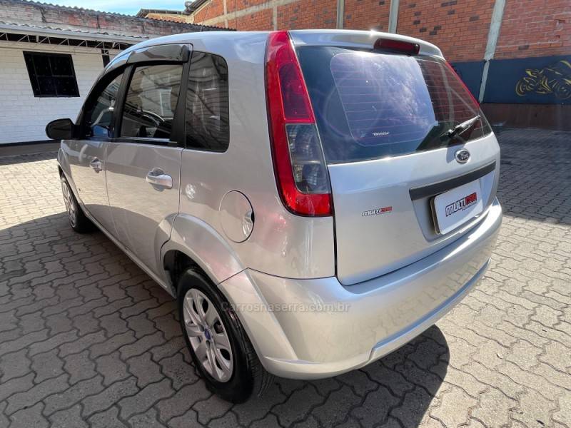 FORD - FIESTA - 2014/2014 - Cinza - R$ 31.900,00