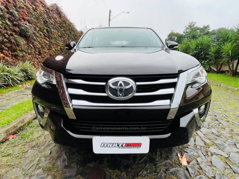 TOYOTA - HILUX SW4 - 2017/2017 - Marrom - R$ 172.900,00