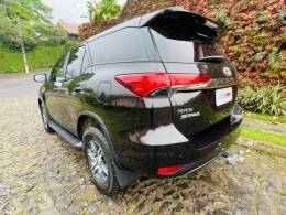 TOYOTA - HILUX SW4 - 2017/2017 - Marrom - R$ 172.900,00