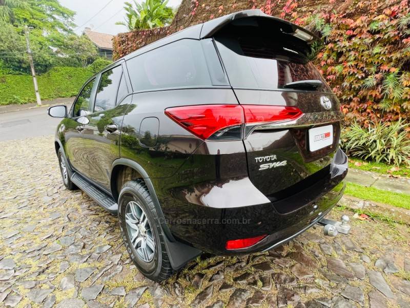 TOYOTA - HILUX SW4 - 2017/2017 - Marrom - R$ 172.900,00