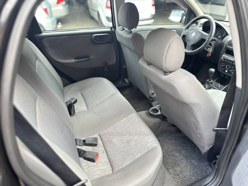 CHEVROLET - CORSA - 2006/2007 - Preta - R$ 21.900,00