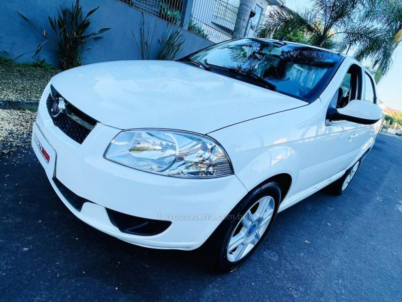 FIAT - SIENA - 2013/2014 - Branca - R$ 34.900,00
